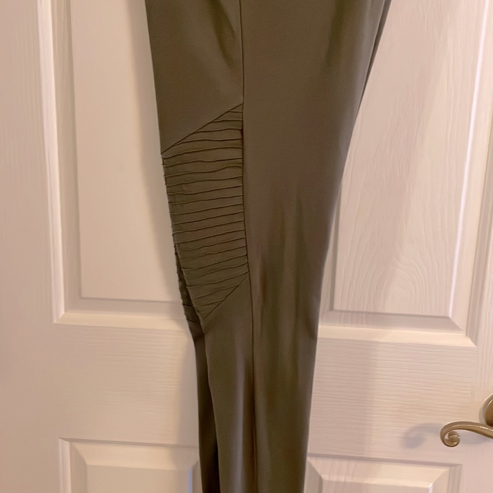🌻 3 for $10;  NO COMMENTS, STRETCH PANTS with SPANDEX, SIZE M OLIVE GREEN, EUC